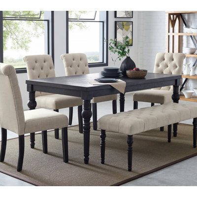 Ensemble de salle à manger en bois délavé de style urbain comprenant une table, quatre chaises et un banc pour une expérience culinaire charmante