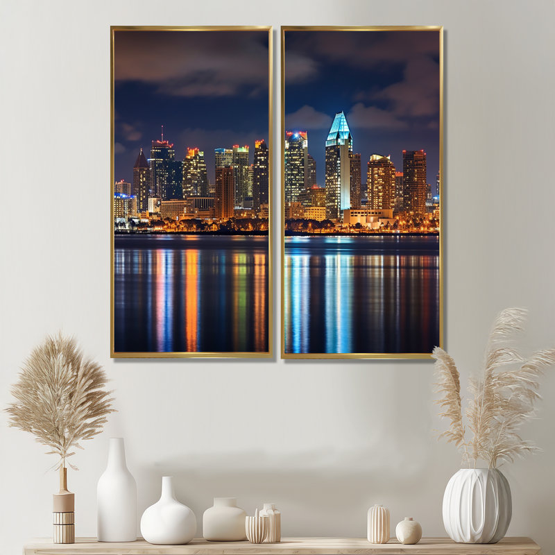 «Montreal Skyline At Night» - art mural traditionnel 2 panneaux, 20" H x 24" W, Impression encadrée flottante, Gold