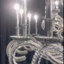 Lustre de luxe dramatique en cristal d'inspiration pieuvre avec accoudoirs perlés en cascade