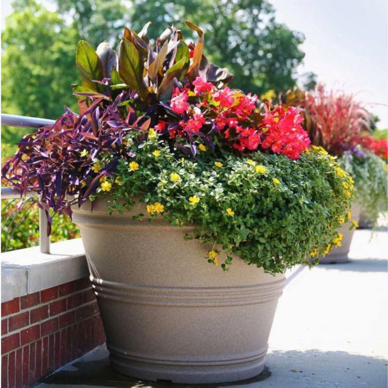 Jardinière commerciale Megapot de 35 po de diamètre | Fabrication en plastique à la fois légère et durable d'aspect pierre | Durable mais facile à déplacer - Parchemin