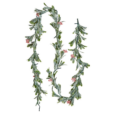 Guirlande de Noël avec ficelle de baies rouges et aiguilles de pin