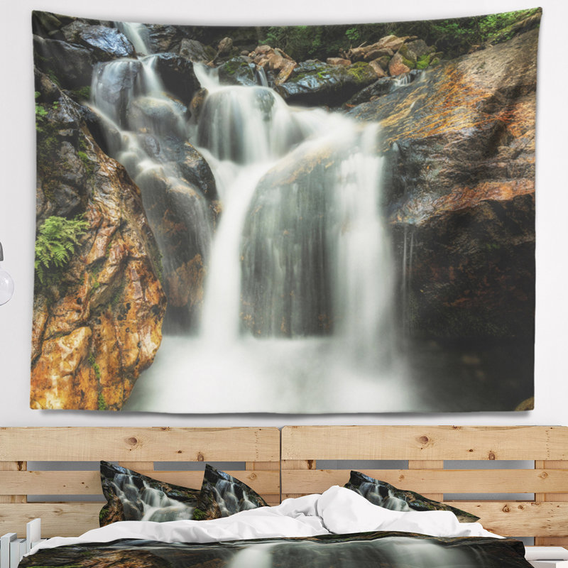 Tapisserie paysage paysage chute d'eau sur roches, H 68 po x l 80 po
