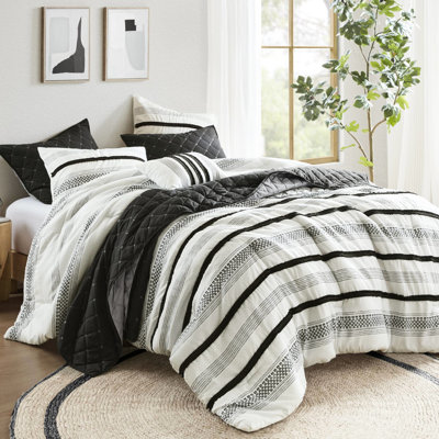 Ensemble de literie à rayures 7 pièces pour très grand / très grand lit. Fabriqué en microfibre. Assure un sommeil confortable. Et durable. Conception attrayante. Convient à divers esthétiques de chambre à coucher. Pour réduire le rétrécissement. Entretien simple -