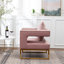 Élégante chaise d'appoint rembourrée en velours rose avec accoudoirs découpés et une base solide et glamour à structure carrée robuste-545559502