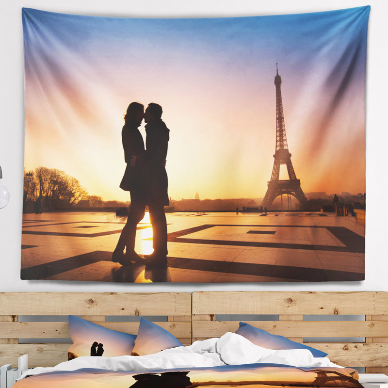 Tapisserie Eiffel avec un couple qui s'embrasse, H 32 po x l 39 po