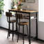 Ensemble de table à hauteur de comptoir rustique brun et 2 tabourets. Fabriqué en fer résistant. Assure une fabrication stable. Couvre-pieds antidérapants. Tabourets pliables pour plus d'espace. Élégant grain de bois en métal