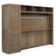 Lit escamotable pleine grandeur avec garde-robe, tiroirs et tablettes ouvertes, rangement en bois de pin peu encombrant, gris antique