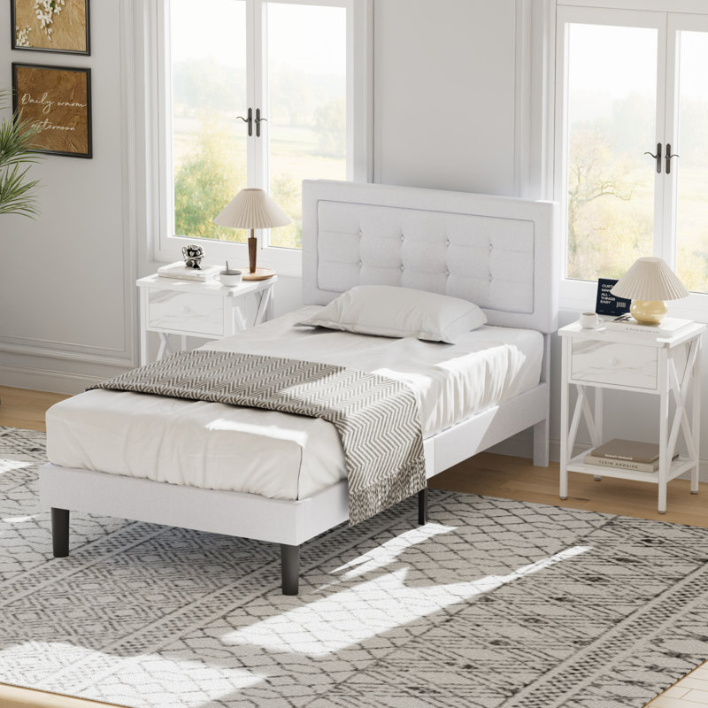 Ensemble de chambre à coucher 3 pièces, cadre de lit plateforme tapissier avec tête de lit réglable + 2 tables de chevet, lit en tissu de lin avec support en lattes de bois, aucun sommier nécessaire, ensemble de mobilier de chambre à coucher moderne