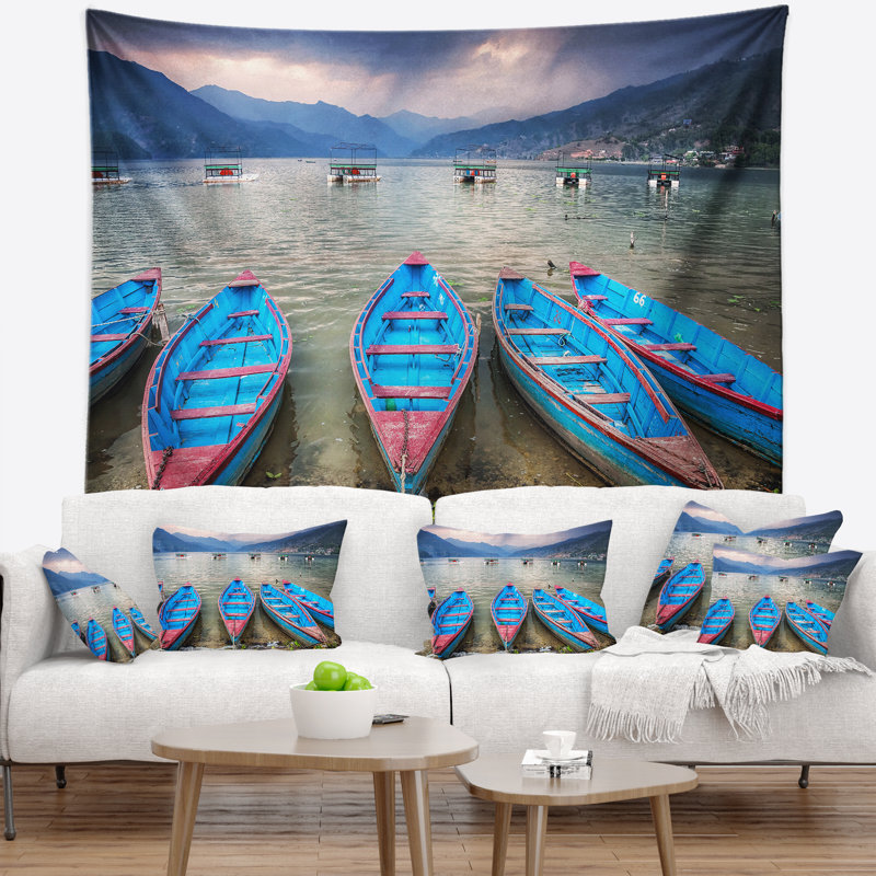 Rangée de canots bleus dans pokhara lake tapisserie, H 50 po x l 60 po