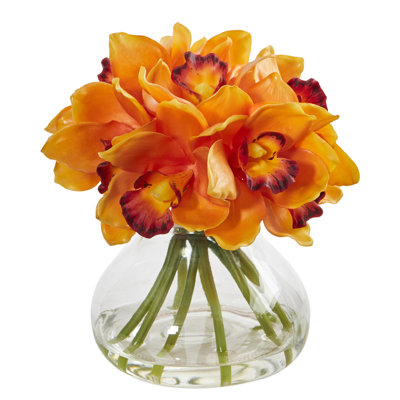 Arrangement floral d'orchidées cymbidium dans un vase