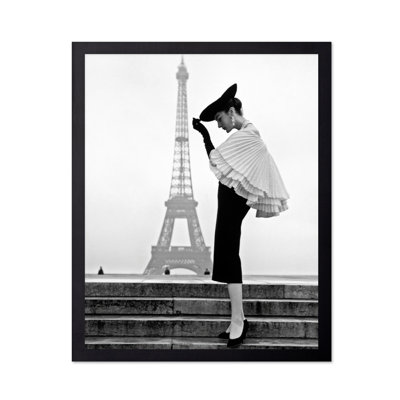 Femme élégante et tour Eiffel