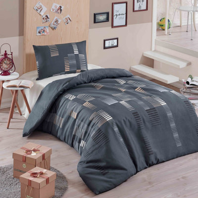 Ensemble de housse de couette simple Elegant, anthracite et or, 53,1 po x 78,7 po | 65% coton / 35% polyester, 120 fils | Comprend une taie d'oreiller de 31,5 po x 31,5 po avec fermeture à enveloppe et fermeture à couette à boutons | Lavable à la machine