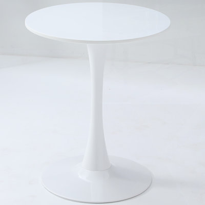 Une table de salle à manger ronde blanche de style luxueux avec une élégante base en acier en forme de tulipe et un plateau de table en panneau de fibres à densité moyenne, pour les espaces modernes et d'inspiration médiévale.