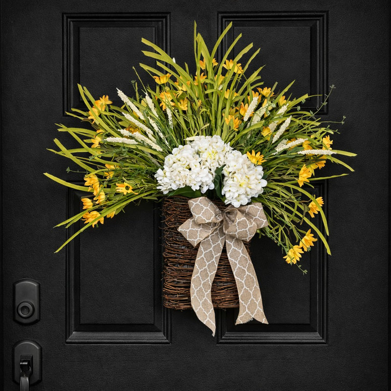 Ornement de 24 po avec guirlande de fleurs en guirlande de fleurs avec panier en osier tissé et nœud décoratif, Blanc