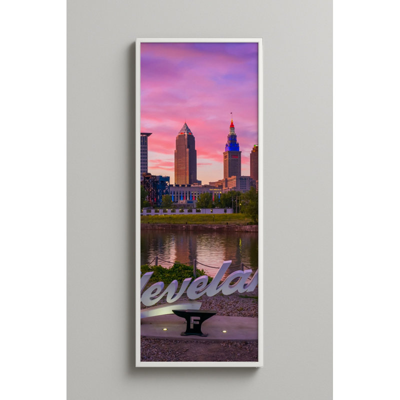 «Cleveland Skyline River», art mural encadré, 32.5" H x 12.5" W, Blanc