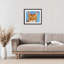Chat orange audacieux sur fond bleu imprimé sous verre, design par Tatiana Roberts-999638371-999638301