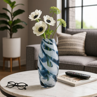 Vase en verre soufflé à la main avec un élégant design tourbillonnant