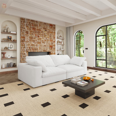 Luxueux canapé modulaire rembourré de plumes avec coussins amovibles et structure durable, parfait pour un confort et un style personnalisables.