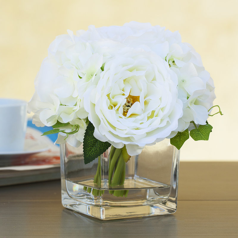 Pivoine et hortensias en soie mélangées en vase, Crème