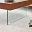 Table basse en noyer moderne avec pieds en verre trempé pour la maison