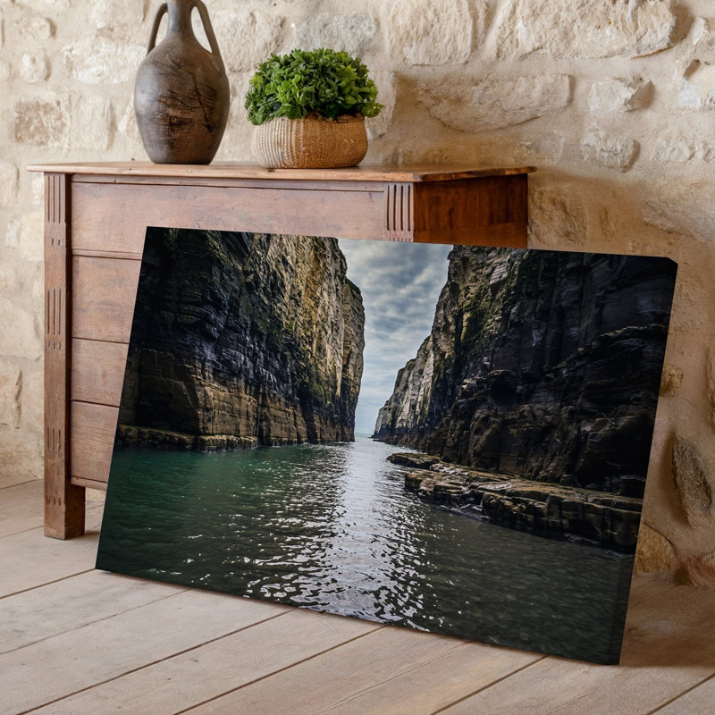 Toile, scène côtière dramatique mettant en vedette des falaises imposantes de roc robuste, art mural encadrant une voie d'eau étroite capturée à partir d'une toile