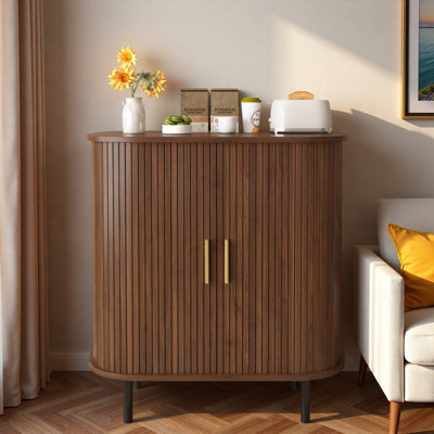 Armoire à vin cannelée avec support à vin à 8 grilles, 5 tablettes réglables à 5 niveaux, 2 porte-verres, 4 espaces de rangement cachés et portes coulissantes