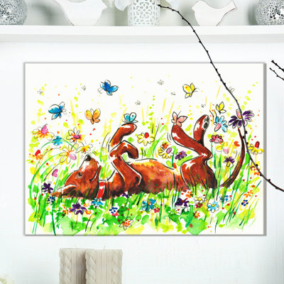Chien heureux et brun avec fleurs et papillon - reproduction d'art