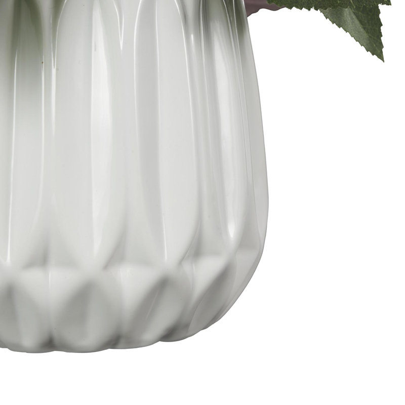 Cole et feuillage naturel en tissu gris avec feuilles vertes et vase rond en céramique
