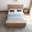 Structure de lit simple en bois de chêne naturel avec banc de rangement intégré au pied de lit, 4 tiroirs, tête de lit, robuste, aucun sommier requis, style Mid-Century moderne-2130104442-2130104440
