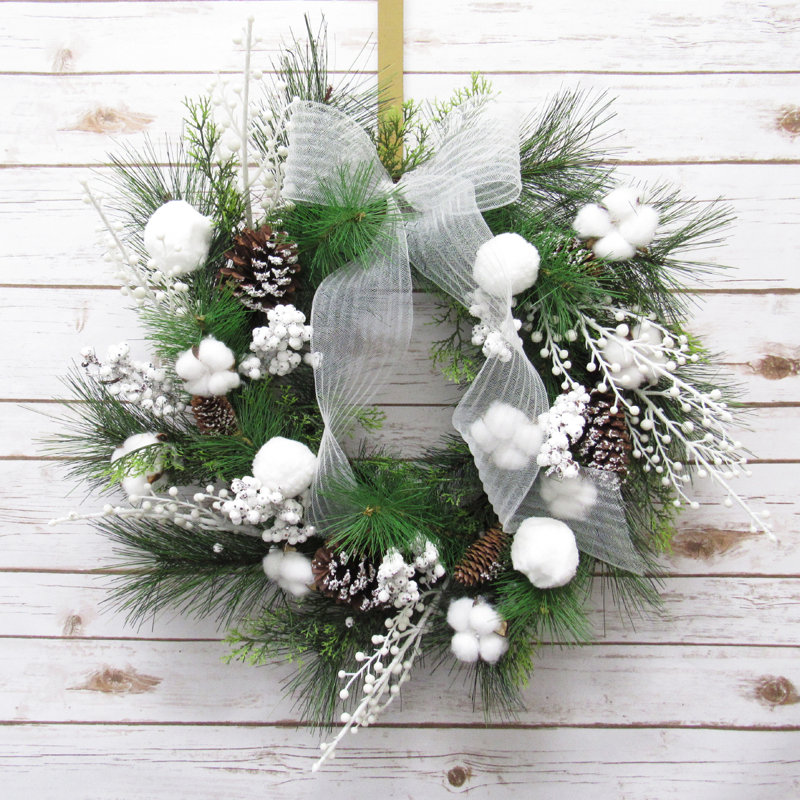 Couronne de pin 24 po avec baies de coton givrées
