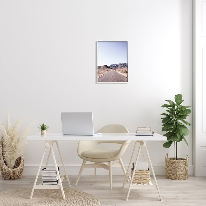 «Empty Desert Road Sun», asphalte blanchie, photographie encadrée noire, art texturé par Nathan Larson