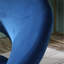 Chaise d'appoint contemporaine en velours bleu