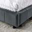 Structure de lit double en velours avec accoudoirs rembourrés confortables