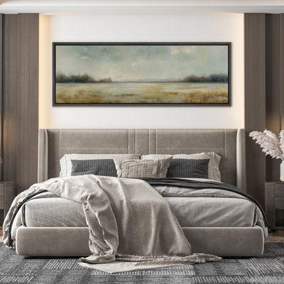 «Calm Lakeside Meadow Landscape» avec des tons de bleu doux et de tons neutres - grande impression sur toile encadrée pour chambre principale