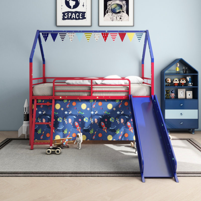 Lit mezzanine simple avec glissade et rideau, thème de couleur super-héros, offrant un espace sécuritaire et confortable pour un rideau en métal rouge-bleu, mode de vie actif approprié