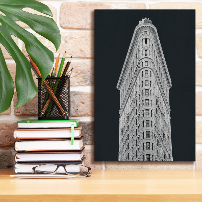  «Flatiron Building On Black» par Wild Apple Portfolio, art mural sur toile, 12 po x 18 po