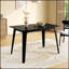 Table de salle à manger de style Mid-Century moderne avec pieds en bois massif et finition noire élégante pour les espaces compacts
