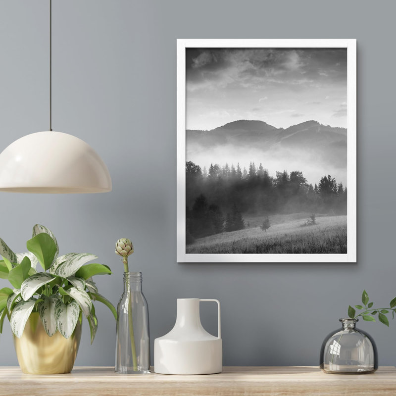 «Forest Trees Black and White Misty Mountain Range» sur papier, Blanc, H 14 po x l 11 po