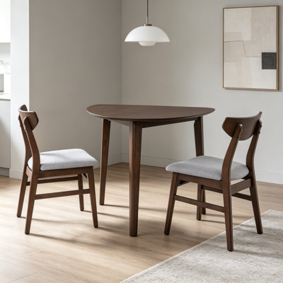 Ensemble de table moderne 3 pièces - table d'appoint triangulaire et 2 chaises en bois courbé, finitions brunes minimalistes peu encombrantes pour le salon, la cuisine, les petits espaces, faciles à assembler