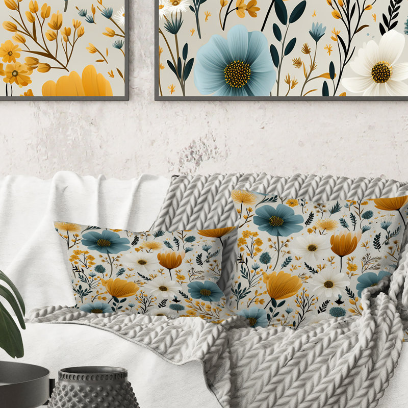 Coussin décoratif jaune et bleu avec fleurs nordiques Serenity, H 16 po x l 16 po