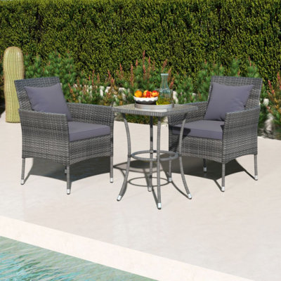 Ensemble de meubles de patio 3 pièces avec chaises rembourrées et table basse en verre trempé Ebern Designs