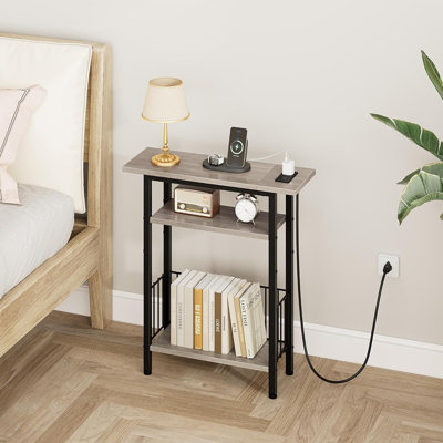 Table d'appoint étroite avec station de charge, table de bout d'appoint Skinny pour canapé, petites tables de bout à 3 niveaux pour les petits espaces, table de chevet mince de 25,2 po de hauteur pour le salon, la chambre à coucher, Greige