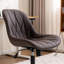 Chaise de bureau ergonomique pivotante en cuir brun, avec un dossier incurvé avec réglage de la hauteur et des roulettes.