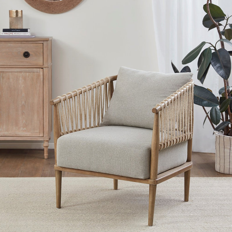 Chaise avec accoudoirs arrondis avec structure en bois au fini naturel et coussin d'assise confortable en jute