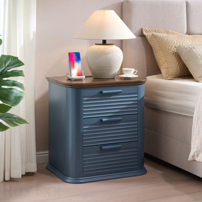 Table de chevet cannelée à 3 tiroirs de 22 po de largeur, table de bout moderne avec station de charge et profil incurvé