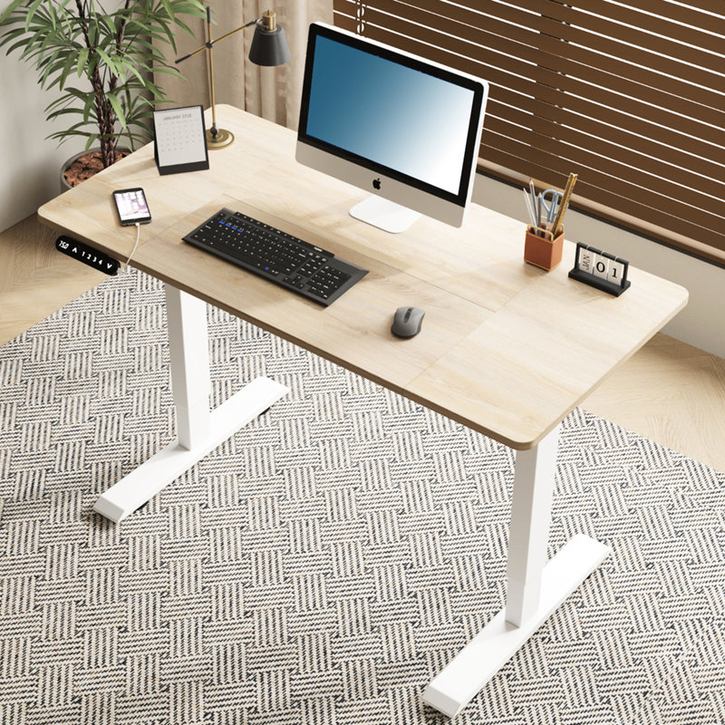 Bureau debout électrique moderne de couleur chêne, réglable en hauteur de 27,75 po à 45,86 po, base stable en T et prises intégrées