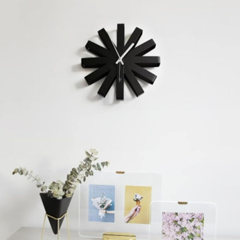 Horloge murale silencieuse à fonctionnement à quartz 12 pouces Umbra 118070-040
