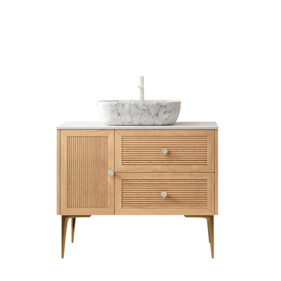 Meuble-lavabo de salle de bain, meuble de rangement autoportant en contreplaqué avec pieds, plateau en pierre frittée blanc de Carrare et lavabo rectangulaire en céramique à motif de marbre, pré-assemblé, grain de bois de chêne