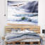 Grande tapisserie de plage avec mouette sur des vagues orageuses-28507522