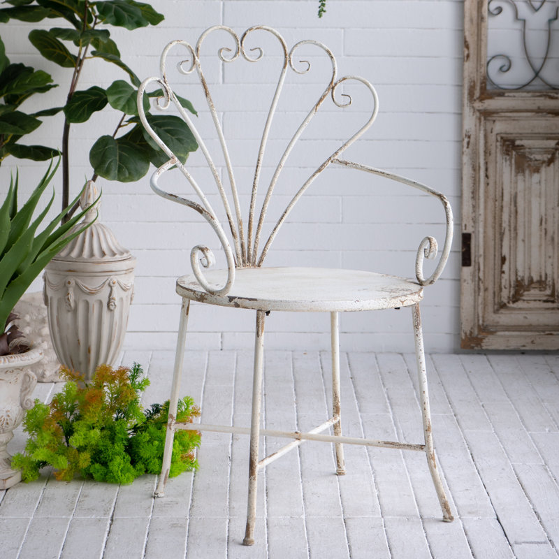 Chaise en fer blanc vieilli 24,5 x 22 x 38 po avec dossier orné d'un éventail